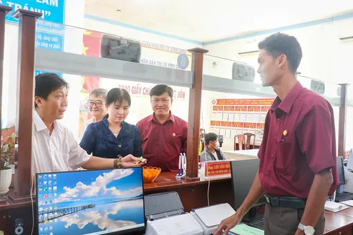 Xây dựng chính quyền vì dân phục vụ