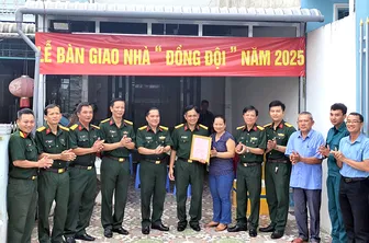 Bàn giao nhà Đồng đội