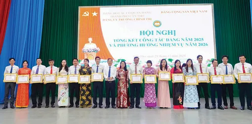 <img src="https://baocantho.com.vn/image/fckeditor/upload/2025/20251225/images/new%20ct(1).webp" alt="" style="float:left">Tự hào chuẩn mức 1 - Khát vọng chuẩn mức 2