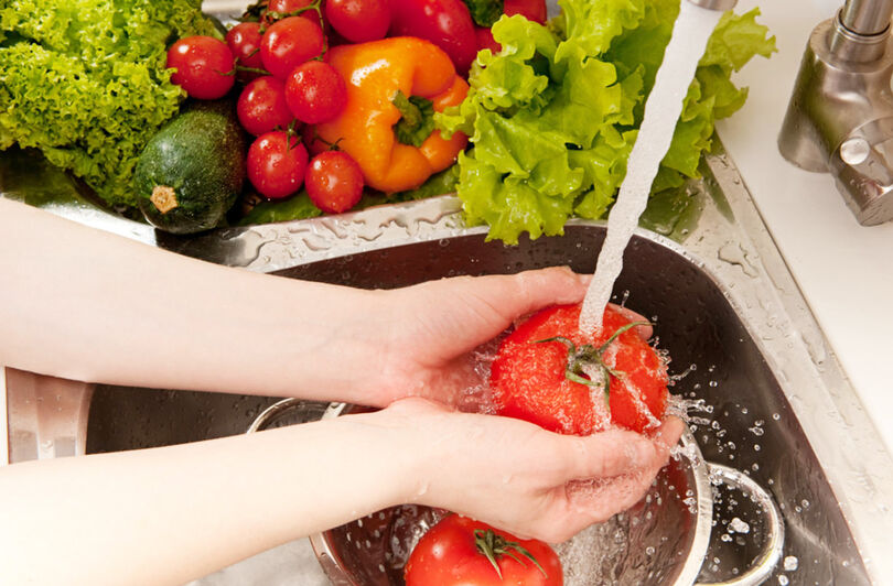 វិធី​ងាយ​ៗ​ ៥​ យ៉ាង​ ដើម្បី​បំ​បាត់​ថ្នាំ​កម្ចាត់​សត្វ​ល្អិត​ចេញ​ពី​បន្លែ​ ផ្លែ​ឈើ​