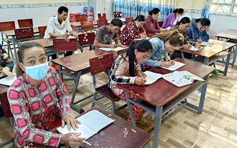 Niềm vui “cắp sách đến trường” của cô, chú...