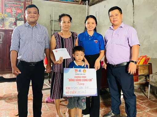 Thanh niên phường Thới Long xung kích xây dựng đô thị văn minh