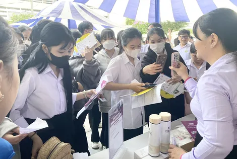 Gần 2.000 học sinh, sinh viên tham gia ngày hội việc làm và kết nối doanh nghiệp
