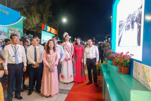 Khai mạc triển lãm ảnh “Nhịp sống trên sông - Miền Tây xưa và nay”