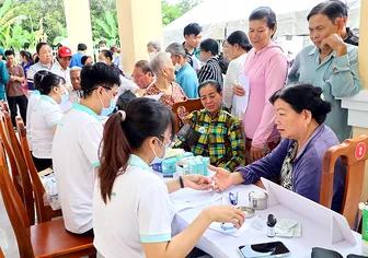 Khám, chữa bệnh, cấp phát thuốc và trao tặng quà đến 500 người dân