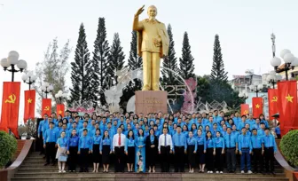 Đoàn đại biểu dự Đại hội Công đoàn TP Cần Thơ nhiệm kỳ 2025-2030 báo công dâng Bác