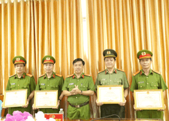 ជូនរង្វាន់ដល់សមូហភាពនិងបុគ្គលដែលមានស្នាដៃឆ្នើមក្នុងការប្រយុទ្ធប្រឆាំងបទល្មើសគ្រឿងញៀន