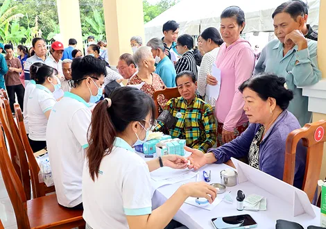 Khám, chữa bệnh, cấp phát thuốc và trao tặng quà đến 500 người dân