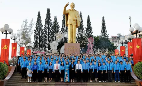 Đoàn đại biểu dự Đại hội Công đoàn TP Cần Thơ nhiệm kỳ 2025-2030 báo công dâng Bác