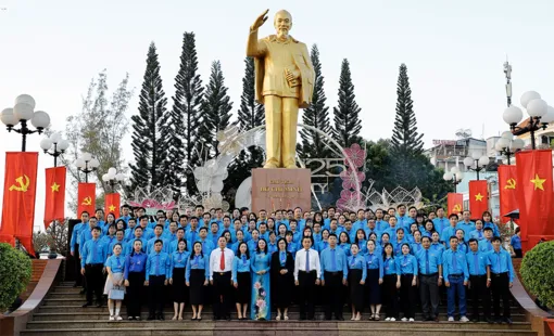 Đoàn đại biểu dự Đại hội Công đoàn TP Cần Thơ nhiệm kỳ 2025-2030 báo công dâng Bác
