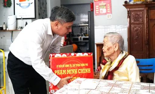 Thủ tướng Phạm Minh Chính tặng quà 2 gia đình có công với cách mạng tại TP Cần Thơ