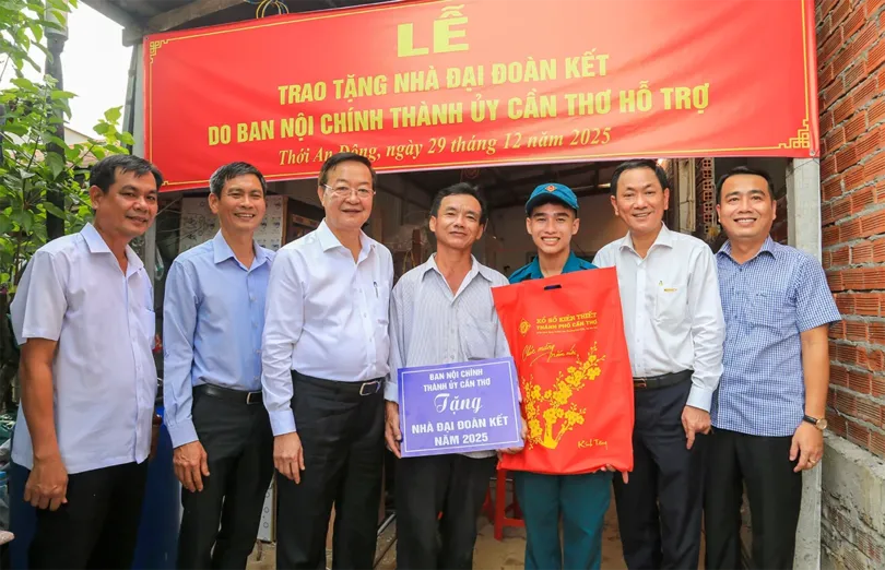 Ban Nội chính Thành ủy trao tặng 3 căn nhà Đại đoàn kết