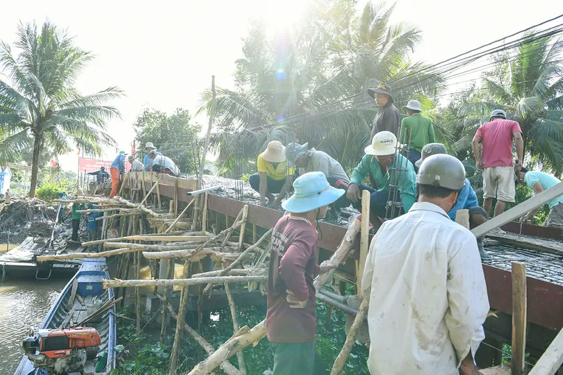 Góp sức xây cầu, mở lối phát triển quê hương
