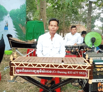 សិប្ប​ករ​វ័យក្មេង​មាន​ចំណូល​ចិត្ត​ភ្លេង​ពិណ​ពាទ្យ​