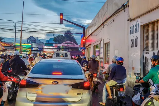 Nhường nhau lối rẽ phải, tuân thủ pháp luật về giao thông