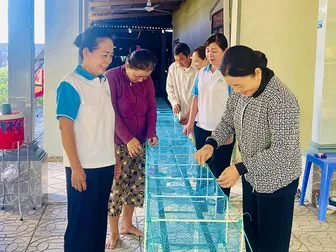 Phụ nữ Thới Hưng tham gia bảo vệ nền tảng tư tưởng của Đảng Phụ nữ Thới Hưng tham gia bảo vệ nền tảng tư tưởng của Đảng