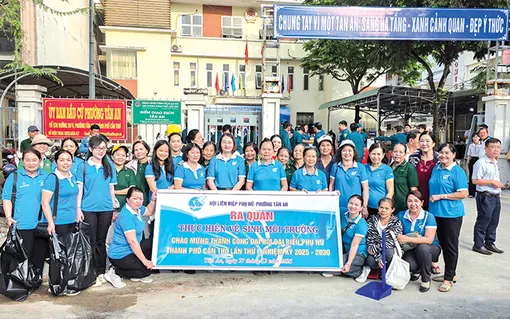 Người dân Tân An chung tay làm sạch đường phố, đảm bảo trật tự đô thị