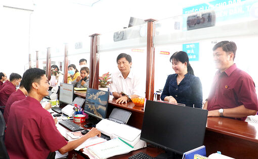 ទី​ក្រុង​​កឹង​ធើ​ ផ្សព្វ​ផ្សា​យ​ការ​ប្រ​ឡង​ប្រ​ណាំង​​បង្កើត​​ស្នា​ដៃ​​អំ​​ណរ​មហា​សន្និ​បាត​​លើ​​កទី​១​៤​ របស់​បក្ស​