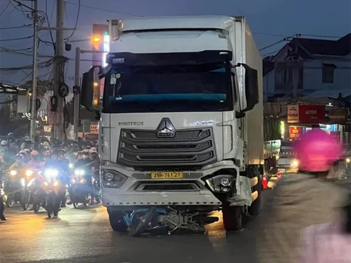 Va chạm với xe tải, 2 cô gái trẻ tử vong tại vòng xoay ngã tư quốc lộ 60