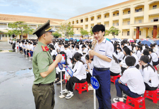 អនុ​វត្ត​ប្តូរផ្តា​ច់ ព្រម​ៗគ្នា​នូវ​វិធាន​កា​រក​សាង​ "ឃុំ​ សង្កាត់​គ្មាន​គ្រឿង​ញៀន​"