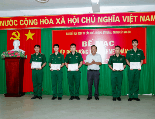 បិទ​វគ្គ​បំប៉ន​ភាសា​ខ្មែរ​ដល់​កម្មា​ភិបាល​ យុទ្ធ​ជន​ការ​ពារ​ព្រំ​ដែន​ចំ​នួន​២០នាក់​