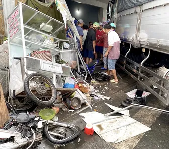 Xe tải lao vào nhà dân, 3 người người bị thương