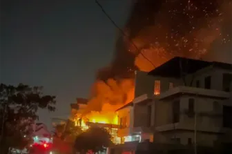 Kịp thời dập tắt đám cháy ở tiệm cà phê tại khu dân cư