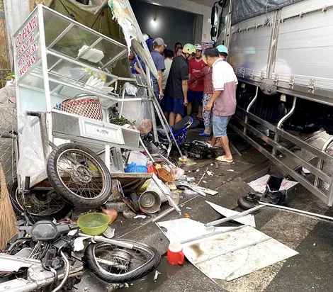 Xe tải lao vào nhà dân, 3 người người bị thương