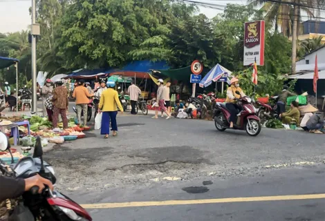 Chợ tự phát, tiềm ẩn nguy cơ mất an toàn giao thông
