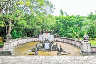 Thăm di tích Lăng Hoàng Gia