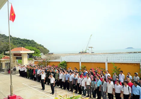 Đoàn công tác Vùng 5 Hải quân chúc Tết các đơn vị đóng quân trên Hòn Khoai