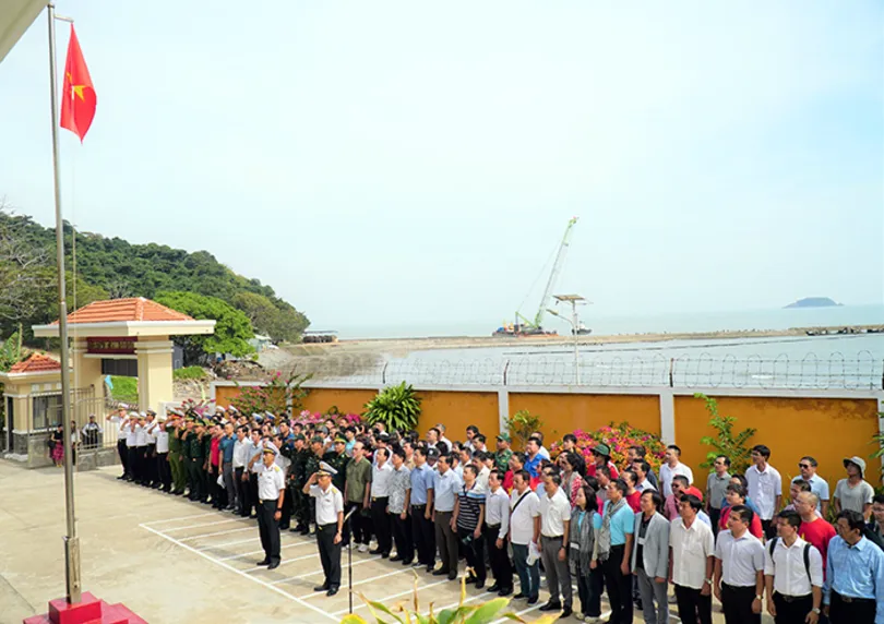 Đoàn công tác Vùng 5 Hải quân chúc Tết các đơn vị đóng quân trên Hòn Khoai