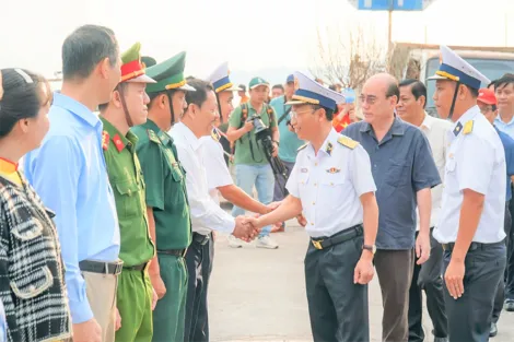 Đoàn đại biểu TP Cần Thơ thăm và tặng quà các đơn vị trên đảo Nam Du