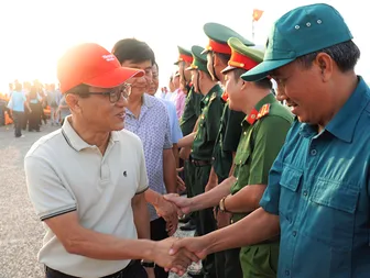 Đoàn đại biểu TP Cần Thơ thăm, chúc Tết cán bộ, chiến sĩ và các lực lượng trên đảo Hòn Đốc