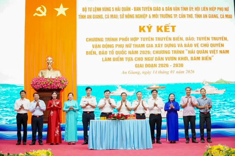 Bộ Tư lệnh Vùng 5 Hải quân tôn vinh các tập thể, cá nhân có thành tích xuất sắc trong công tác phối hợp tuyên truyền biển, đảo