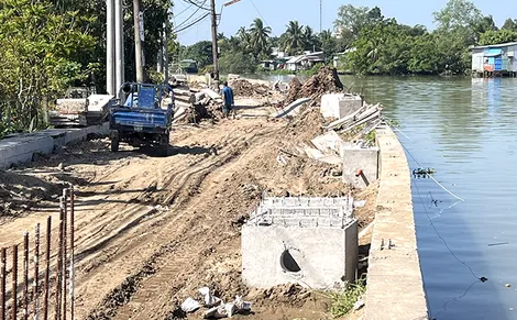 Dự án kè chống sạt lở khẩn cấp sông Trà Nóc chậm tiến độ, dân bức xúc