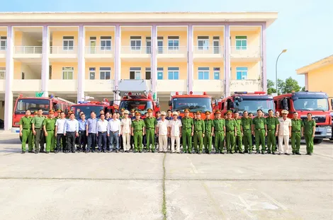 Ra mắt Đội chữa cháy và cứu nạn, cứu hộ khu vực Vị Thanh và Cái Tắc