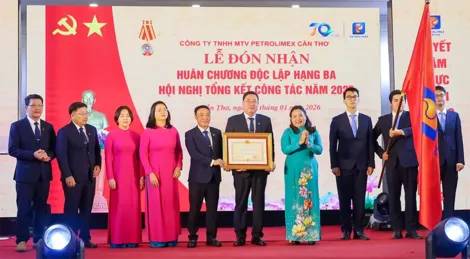 Petrolimex Cần Thơ đón nhận Huân chương Độc lập hạng Ba