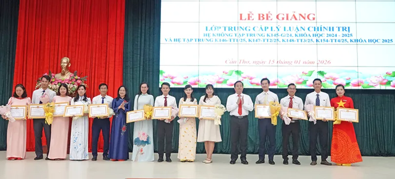 Gần 200 học viên tốt nghiệp Trung cấp Lý luận chính trị