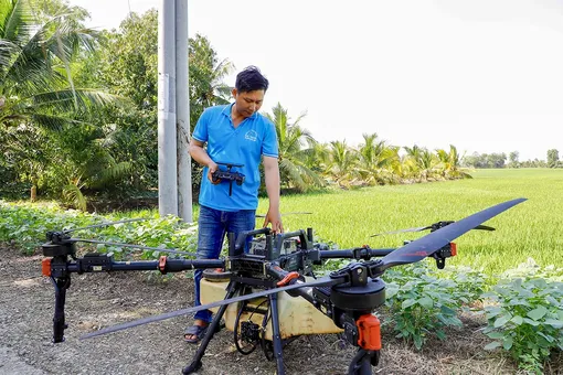 Nông dân trẻ đưa drone ra đồng
