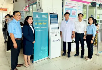 Tặng Kiosk y tế thông minh cho Bệnh viện Sản - Nhi Hậu Giang