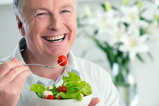 Lý do người cao tuổi nên ăn nhiều cà chua