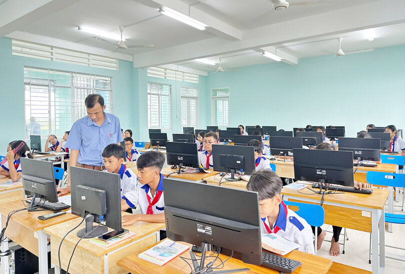 កង​ជួរ​គ្រូ​បង្រៀន​ជន​ជាតិ​ភាគ​តិច​ មាន​ក្តី​ជឿ​ជាក់​ឆ្ពោះ​ទៅ​មហា​សន្និ​បាត​តំ​ណា​ង​ទូ​ទាំង​ប្រ​ទេស​ លើក ទី​ XIV របស់​បក្ស​