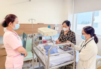 Điều trị chuyên sâu, nuôi sống thành công trẻ non tháng với nhiều biến chứng