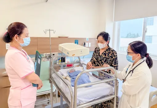 Điều trị chuyên sâu, nuôi sống thành công trẻ non tháng với nhiều biến chứng