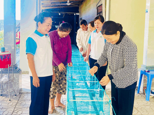 នារីធើយ​ហឹង ​ចូល​រួម​ការ​ពារ​គ្រឹះ​ធា​រសតិអារម្មណ៍​របស់​បក្ស