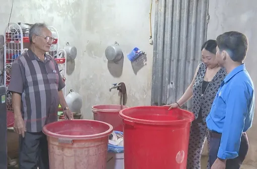 Chật vật xoay sở để có nước sinh hoạt