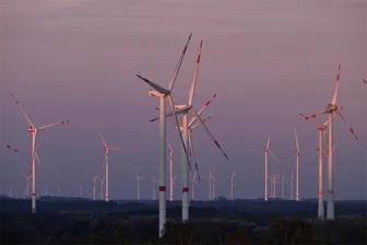 Năng lượng tái tạo vượt nhiên liệu hóa thạch, trở thành nguồn điện chính tại EU