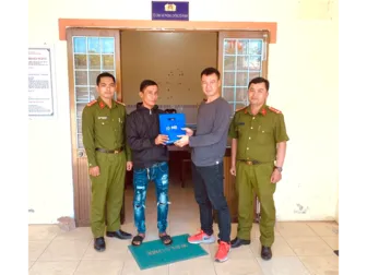 Công an xã Tài Văn trao trả hơn 5 tỉ đồng cho người chuyển khoản nhầm