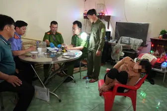 Bắt quả tang đối tượng bán ma túy trước cửa nhà